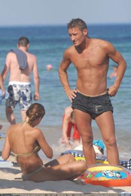 Totti with wife at the beach